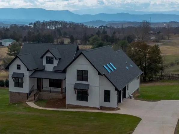374 Fairway Dr, Dandridge, TN 37725