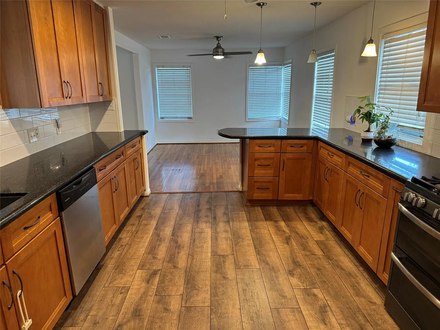 3 bed, 2.0 bath, 1773 sqft, $2,650 — Photo 2