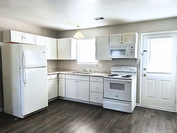 3rd image of 1061 Filbert St