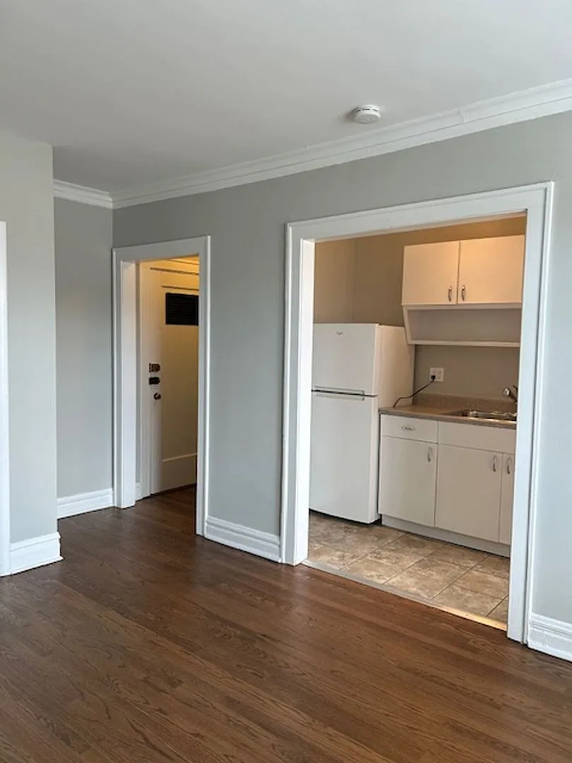 6226 N Clark St — Photo 2