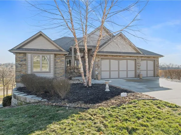 6020 Vardon Dr, Parkville, MO 64152