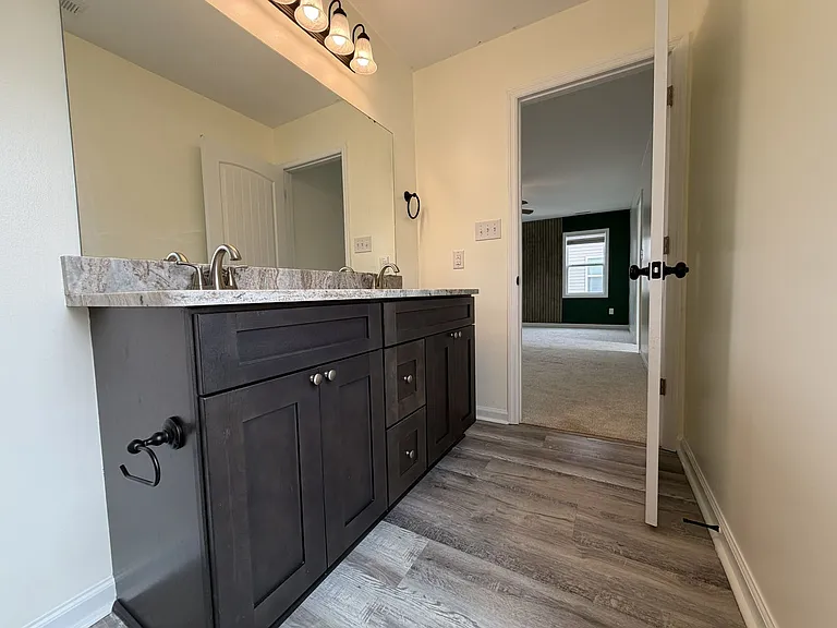 302 E Franck St — Photo 22