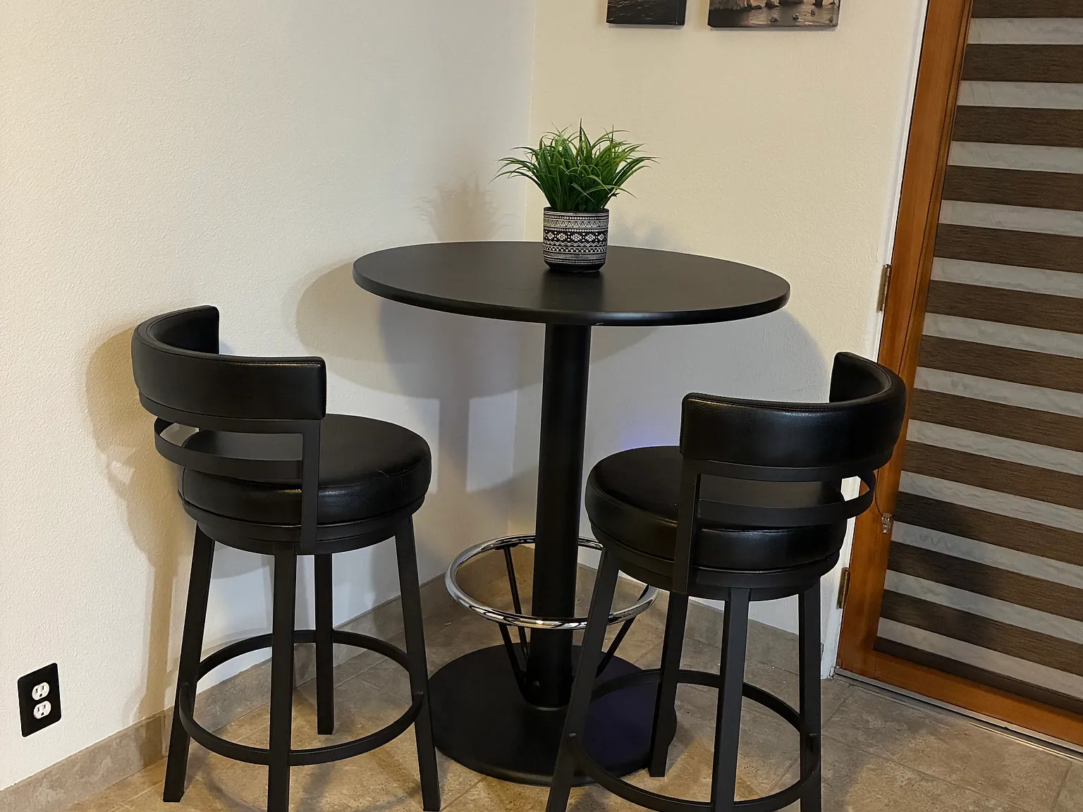 Studio, 300 sqft, $1,300 — Photo 2