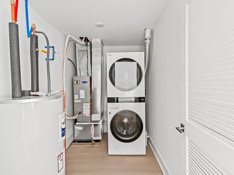 1 bedroom utility room with washer and dryer