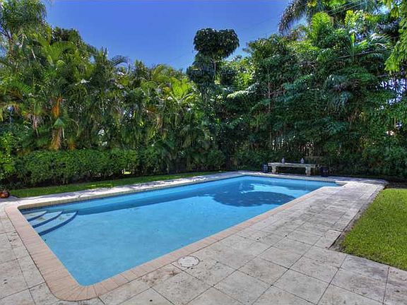 3rd image of 812 Alhambra Cir