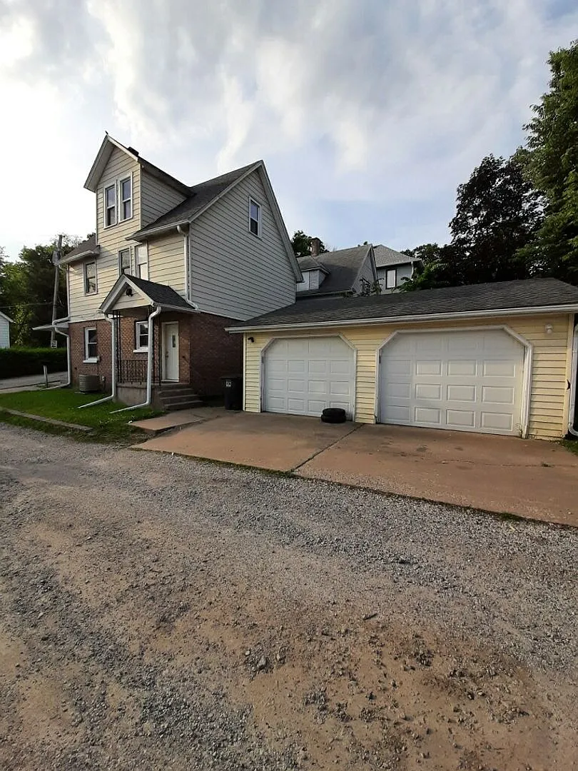 3 bedroom Moline house with 2 car garage! — Photo 1