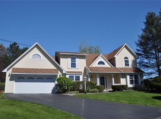 8 Waycross Rd, Fairport, NY 14450