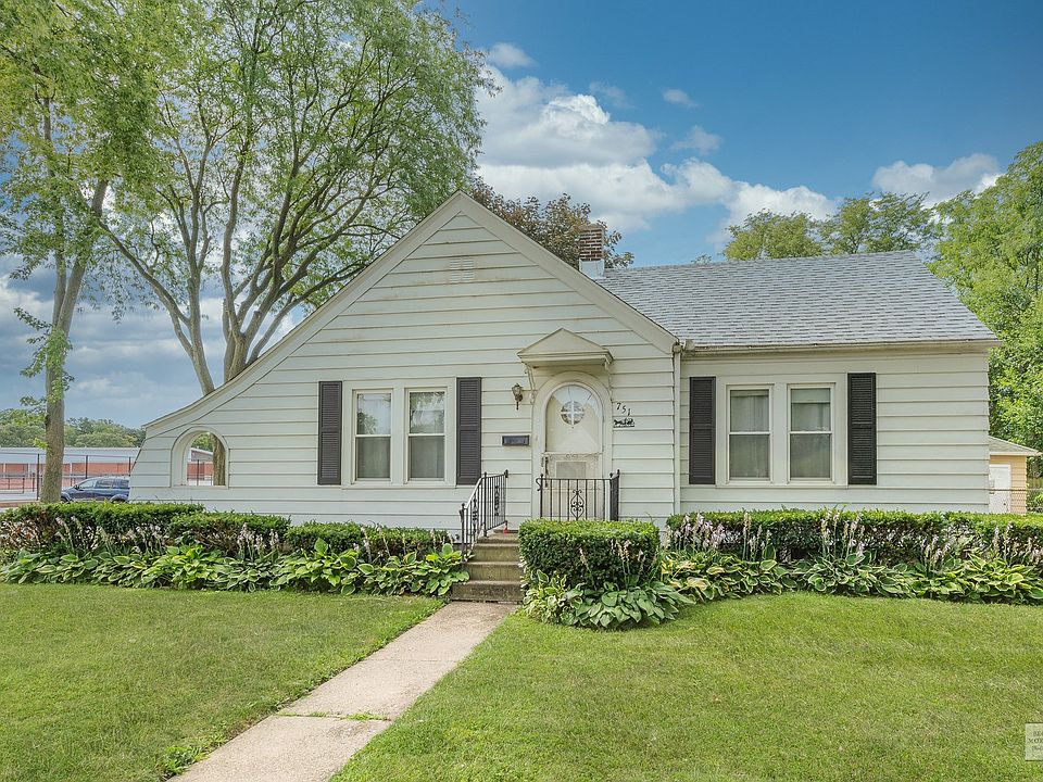 Beautiful curb appeal!