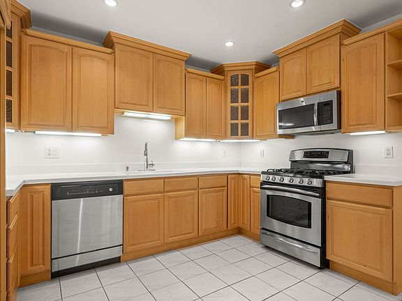 4th image of 432 N Palm Dr APT 306