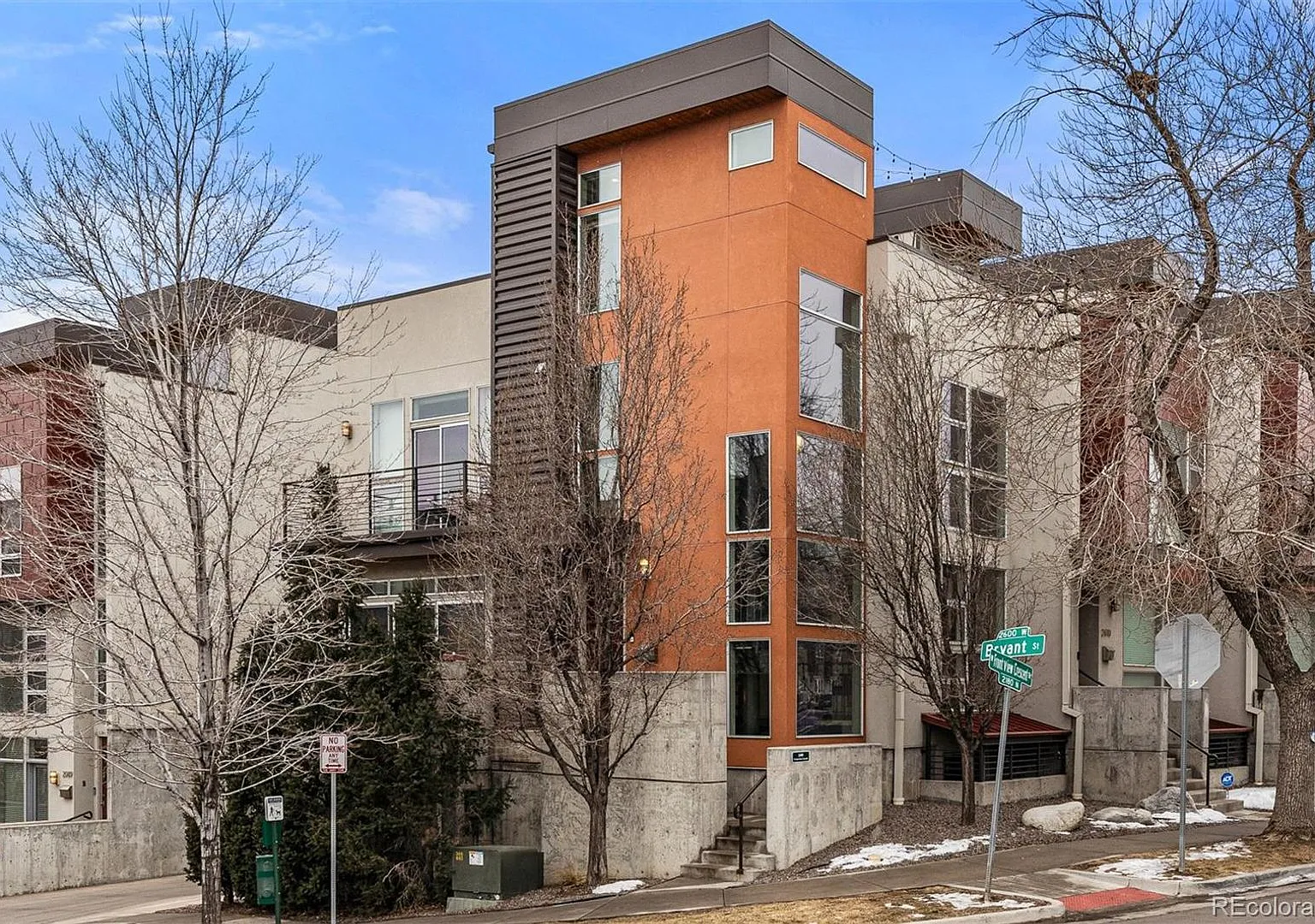Great location with 3 sides of windows and HUGE rooftop! — Photo 1