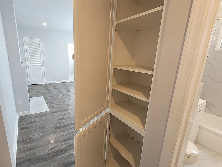 Oakhurst Apartments — Photo 48