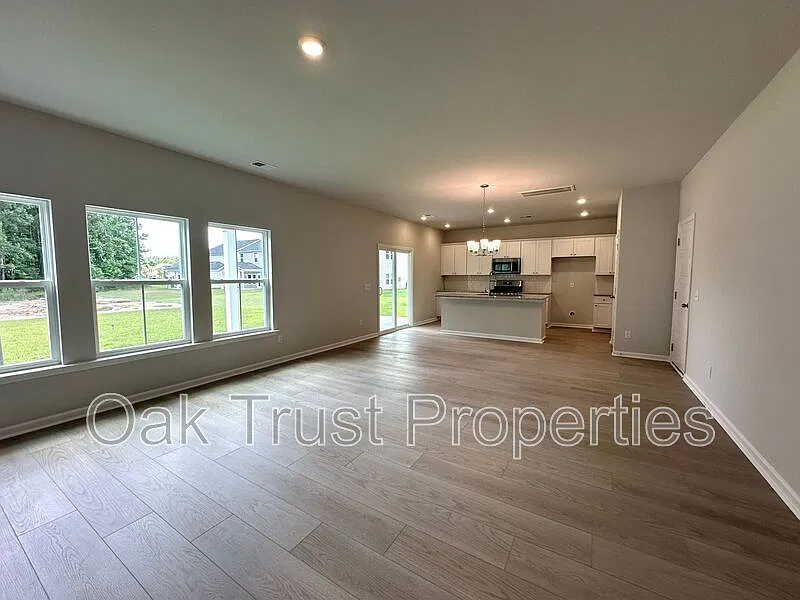 4 bed, 2.5 bath, 2014 sqft, $2,575 — Photo 4