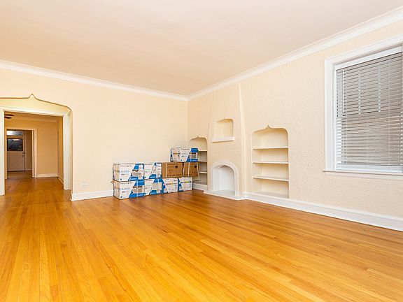 4th image of 5507 N Artesian Ave #2