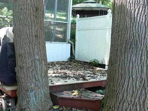 Two level Deck to Screen Rm