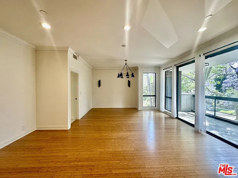324 N Palm Dr #206 — Photo 4