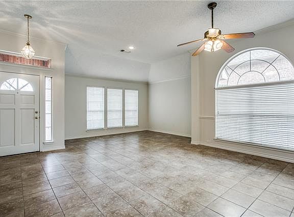 2nd image of 2112 Knob Hill Dr