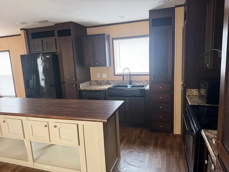 106 Kenwood Ave — Photo 13