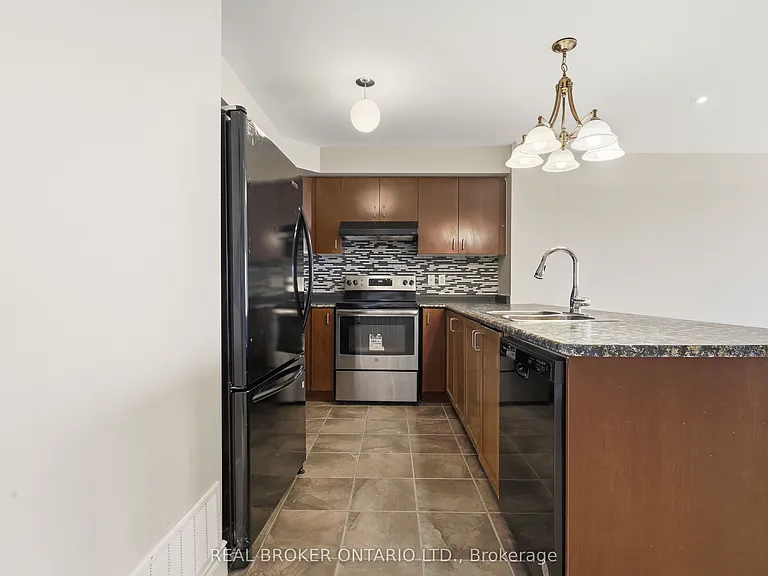 3985 Eglinton Ave W — Photo 11