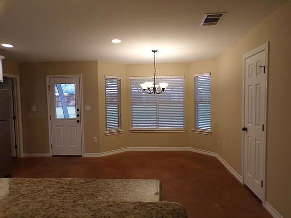 5th image of 203 Island Lodges Dr