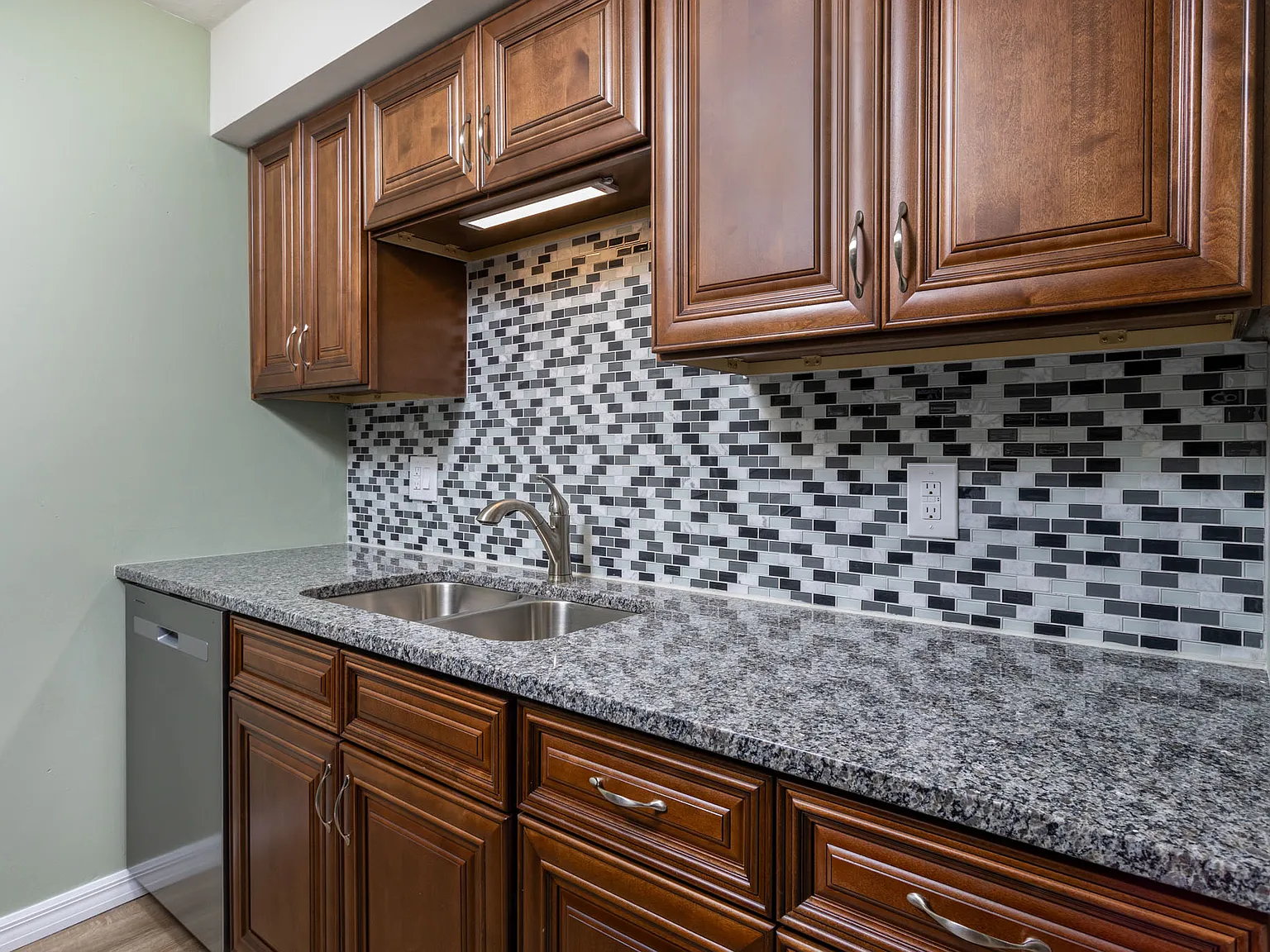 2 bed, 1.5 bath, 966 sqft, $1,375 — Photo 3