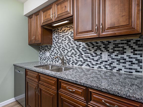 3rd image of 1030 SW 6th Dr APT 4