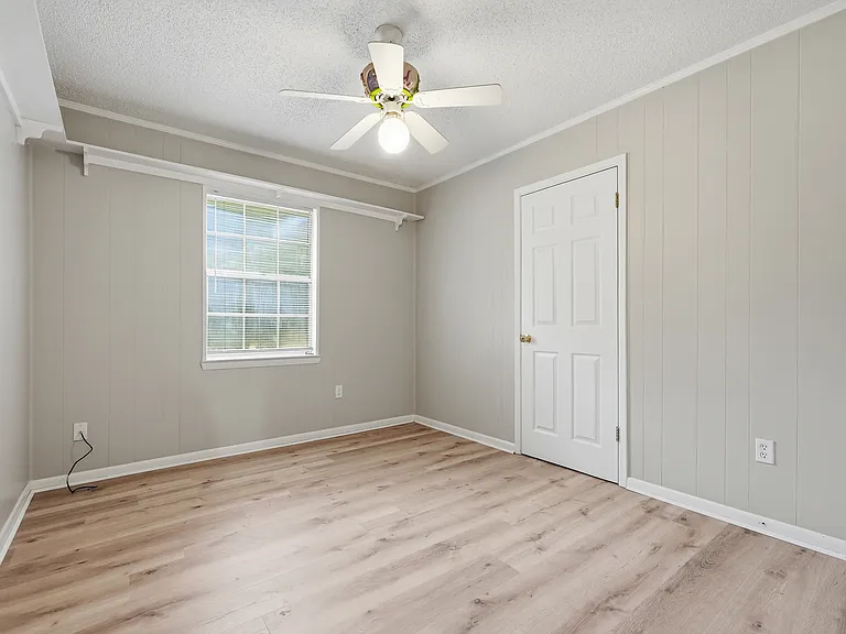 90 Andrews Ave — Photo 23