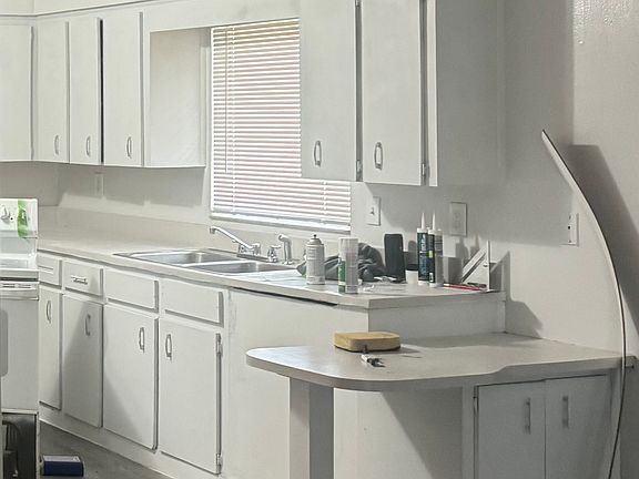 3rd image of 712 E Garden St #8
