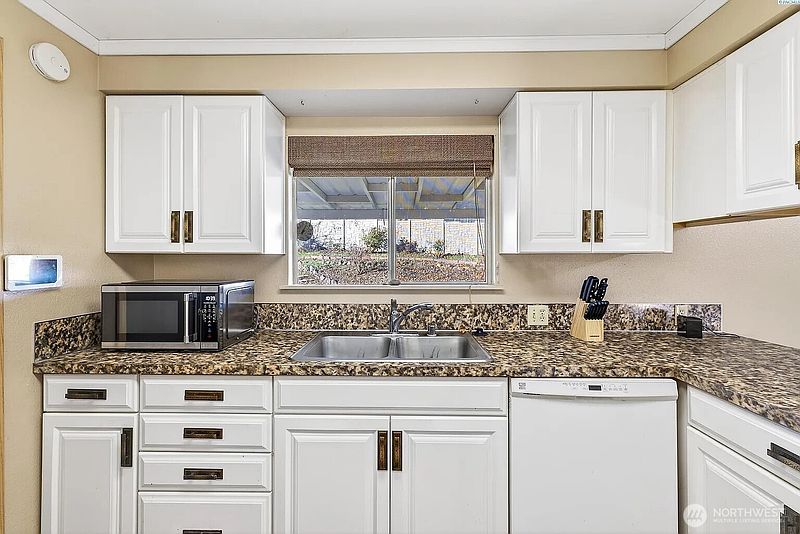 4th image of 833 Taylor Street