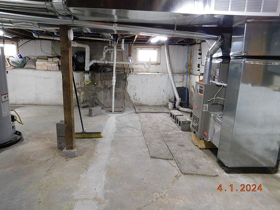 3rd image of 815 W 9th Street