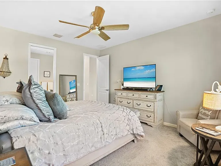 2077 Hamlin St — Photo 16
