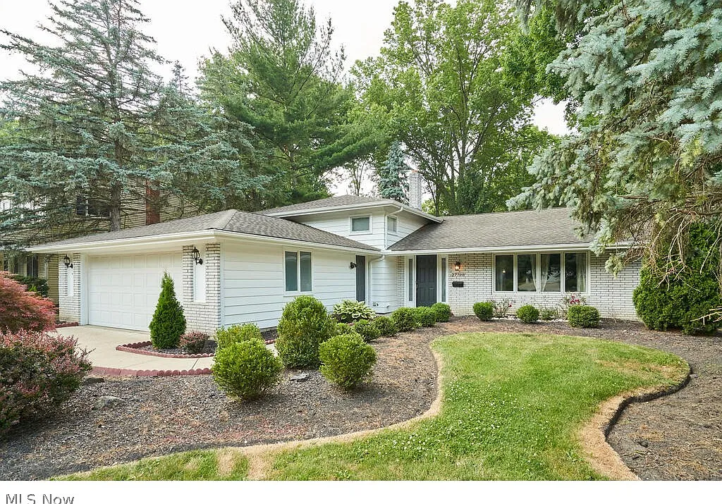 3 bed, 2.5 bath, 2576 sqft, $2,700 — Photo 1