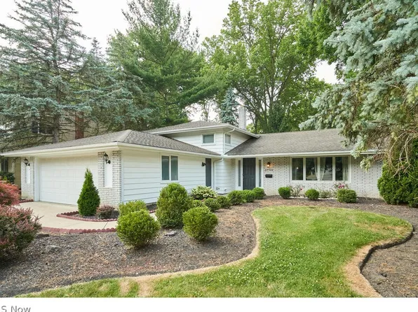 27798 Edgepark Dr, North Olmsted, OH 44070