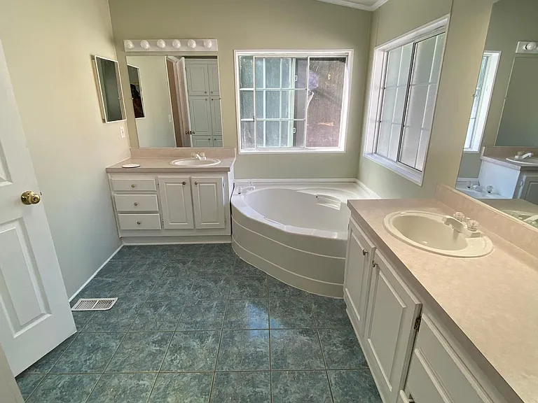 23 McCormick Rd — Photo 40