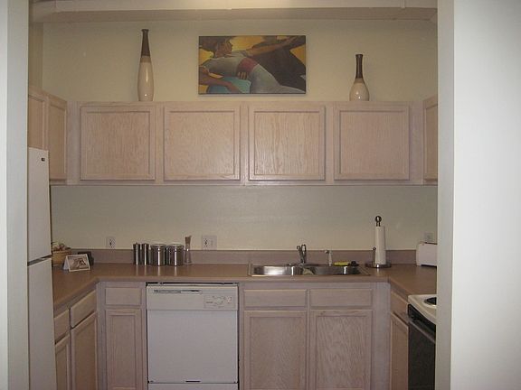5th image of 2401 E Franklin St APT 205
