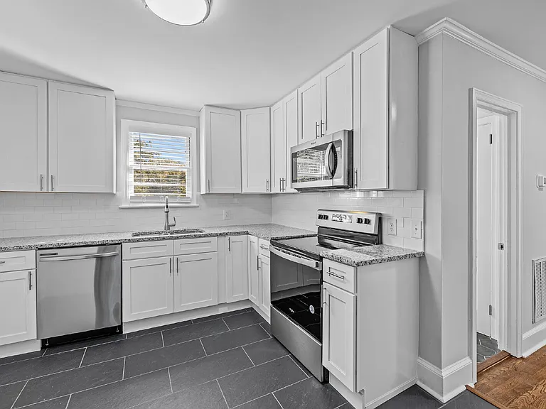206 Raynor St — Photo 12