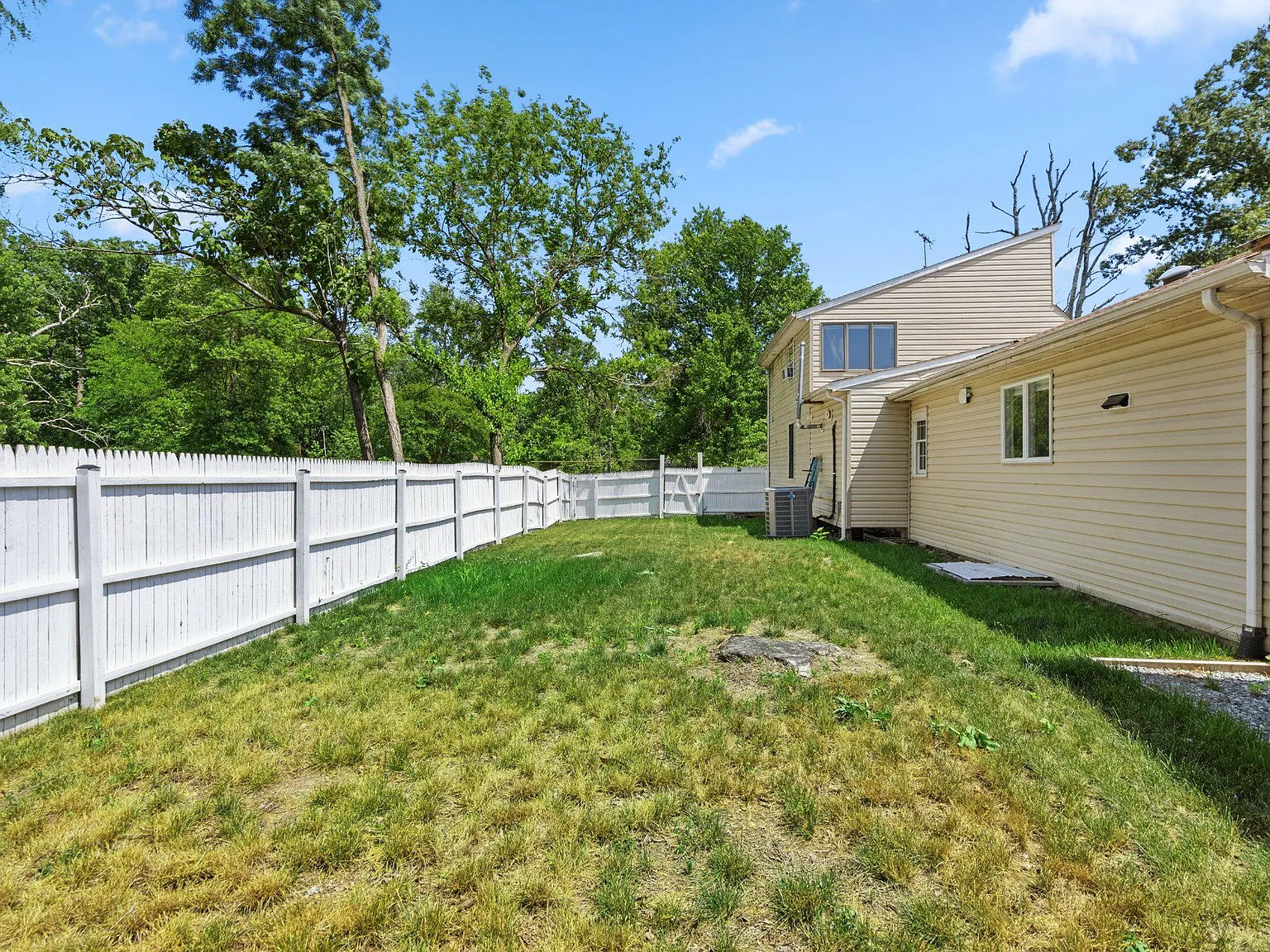 5 bed, 2.5 bath, 3276 sqft, $3,850 — Photo 4