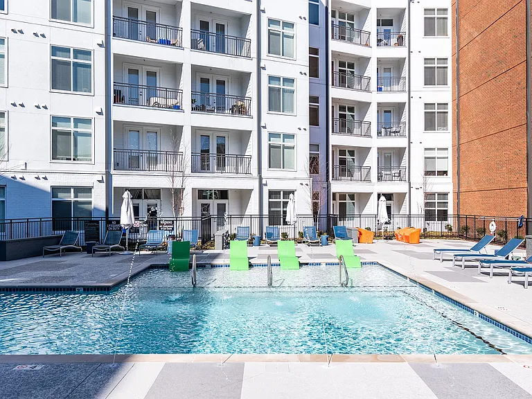 Resort-style Swimming pool with Tanning Ledge and Expansive Sundeck