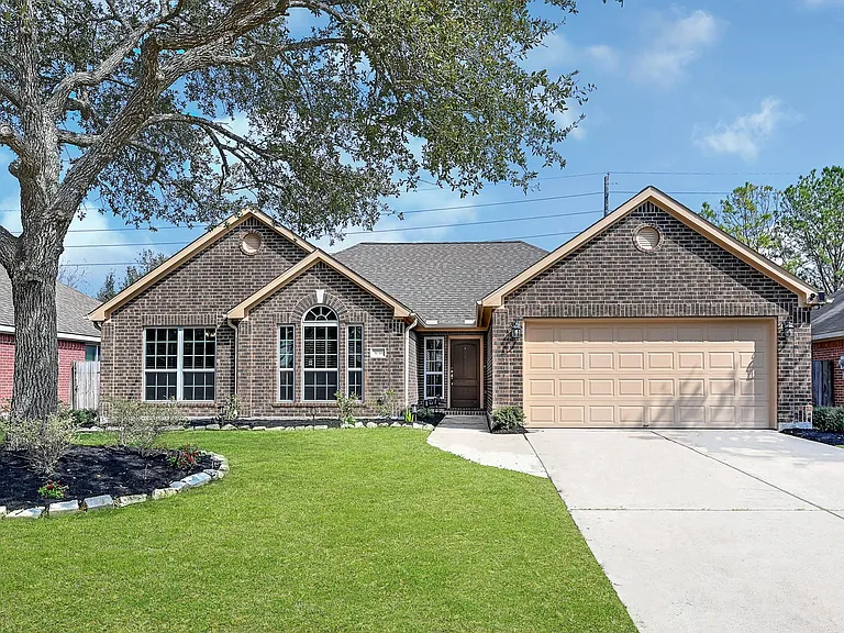 1035 E Hampton Dr — Photo 1