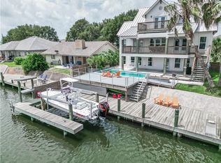 120 Palm Dr, Rockport, TX 78382