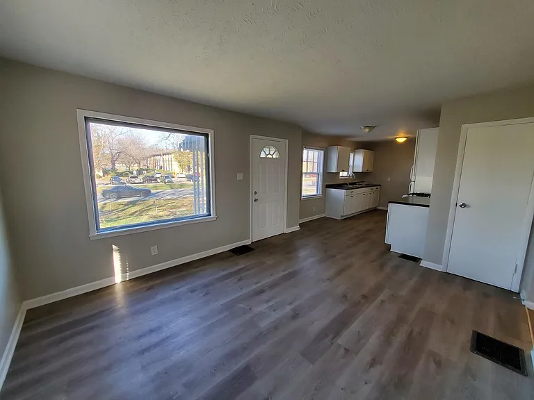 FAMILY ROOM TOWARDS KITCHEN