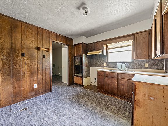 4th image of 520 Quaid St