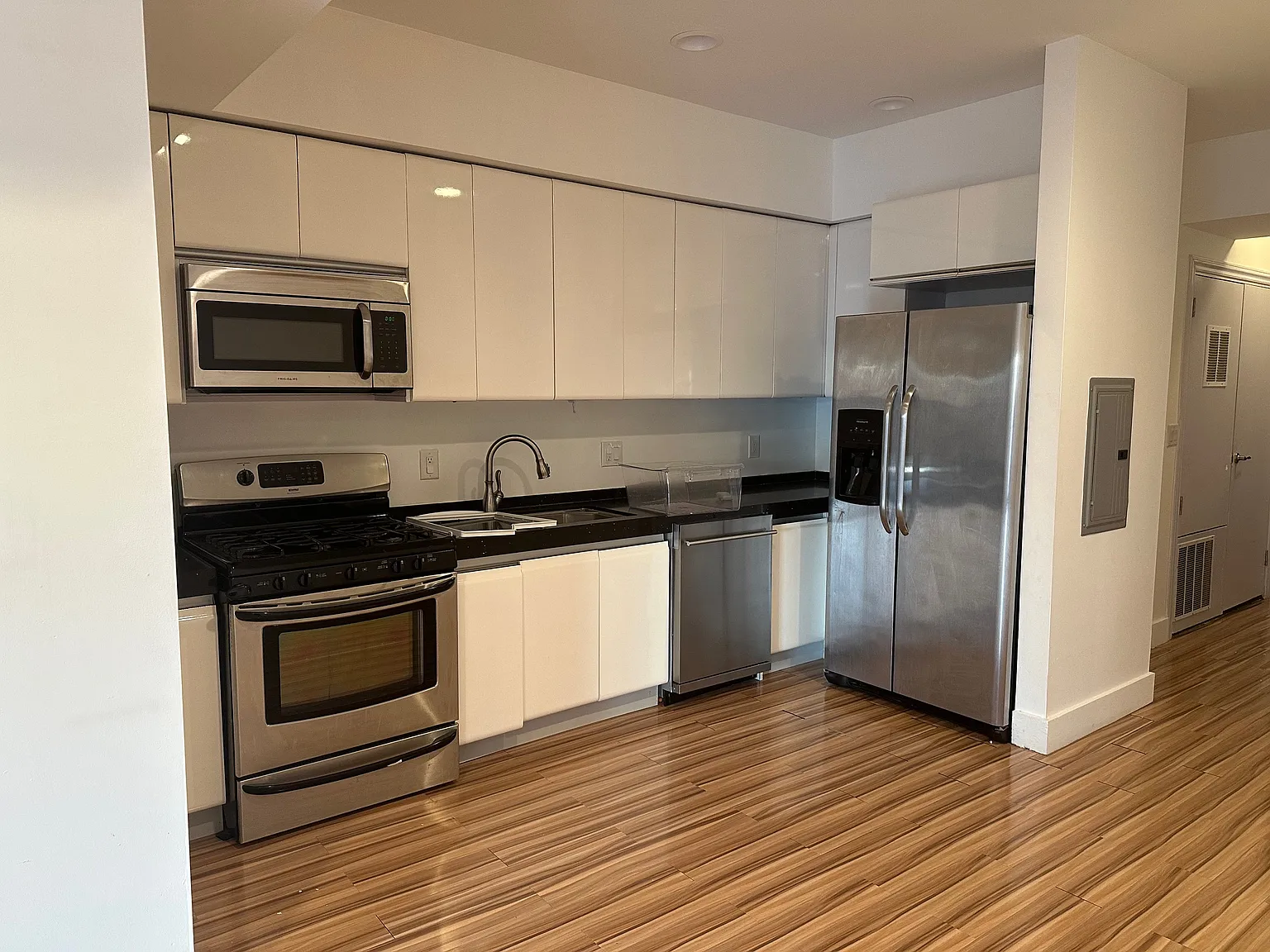 2 bed, 1100 sqft, $3,150 — Photo 2