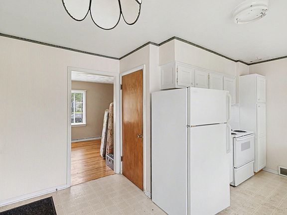3rd image of 1705 Roseland Ave