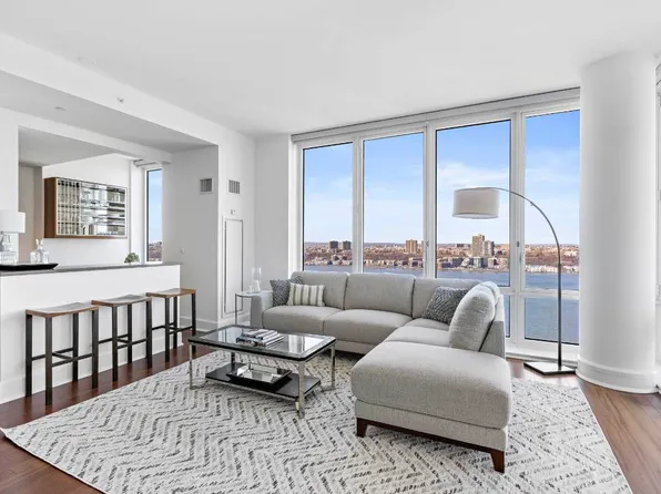 60 Riverside Boulevard image 1 of 31