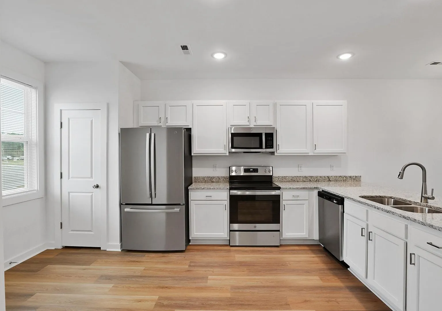 Large 3 story townhome near beach with community POOL and GYM! — Photo 4