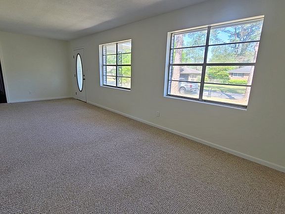 4th image of 4107 Oak Dr