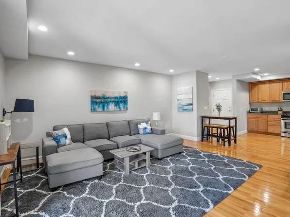 328 Copeland St APT 3A, Quincy, MA 02169