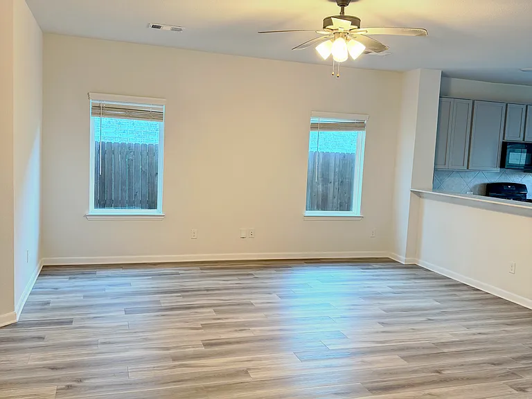 2075 Hartley Dr — Photo 2