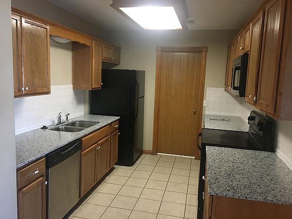 3rd image of 2800 W Bishop Dr