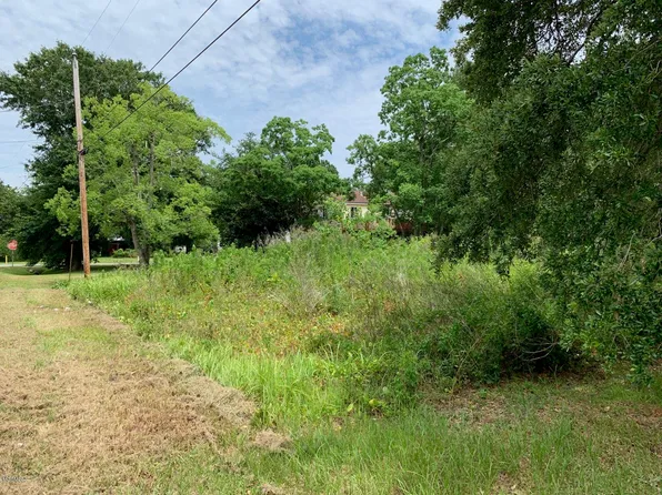 2402 Edgewood Ave, Pascagoula, MS 39567